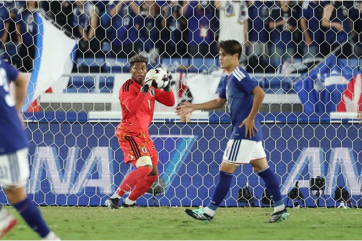 国際親善試合・日本－エクアドル。サッカー日本代表ゴールを守るGK鈴木彩艶選手（撮影：2026年10月01日、時事）