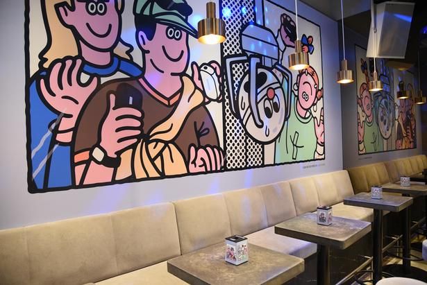 壁にはface okaさんの描き下ろしイラストが飾られている 撮影：ソムタム田井