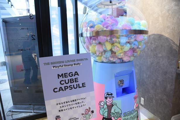 オリジナルグッズが当たるカプセルマシン 撮影：ソムタム田井