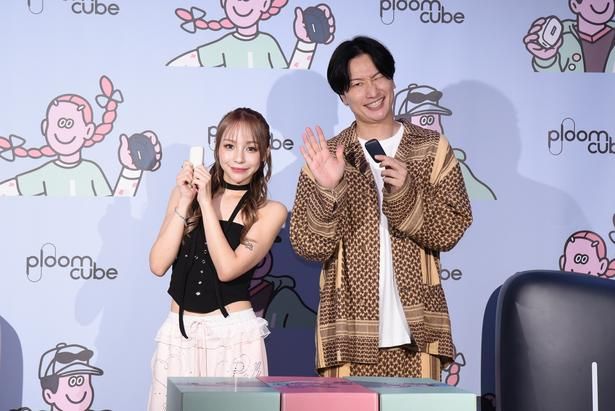 「THE SMOKING LOUNGE SHIBUYA by Ploom CUBE」のプレスツアーに駆けつけた、鈴木ユリアさんと相席スタート・山添寛さん 撮影：ソムタム田井