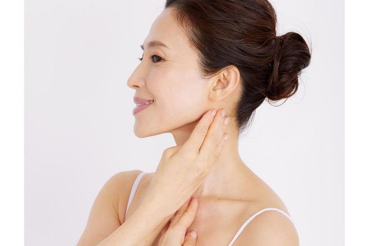 顔色が明るくなるのはなぜ？筋膜を整えて老廃物を流す「筋膜リフト美顔」顔全体ケアのやり方