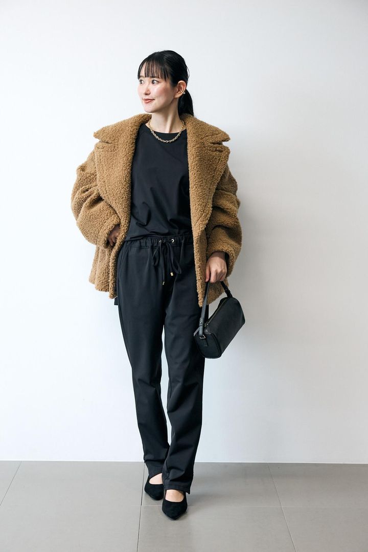 画像: ハイテンションフレアプルオーバー¥15,400・ハイテンション裾ZIPパンツ¥16,500・プードルボア2WAYコート¥31,900・ツイストマンテルチェーンネックレス¥9,900・スクエアバッグ¥9,350（バンヤードストーム） www.dot-st.com
