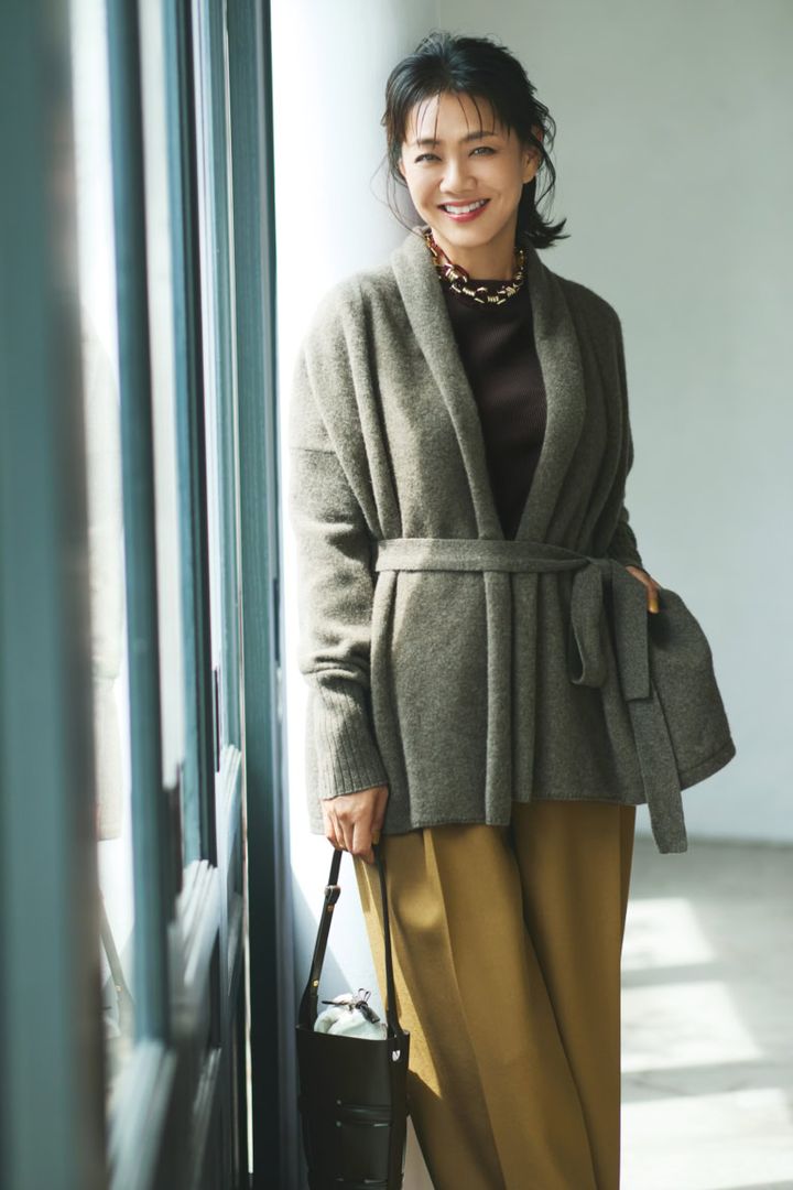 カーディガン¥53,900／ティッカ、ノースリーブニット¥7,700／ソージュ（ソージュ オンラインストア）、パンツ¥66,000／エストネーション、ネックレス¥33,000／シルビア・ネッキ（ピモンテ）、バッグ¥48,400／オルセット（オルサ）