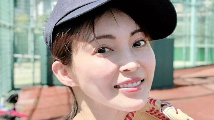 【写真・画像】夫は6歳下のイケメンプロ野球選手 46歳モデル、長男の野球チームを応援の日々「送迎に球拾いも」 1枚目