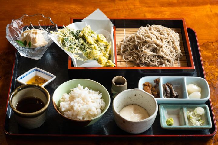 もりそば、山菜の天ぷら3種、ゆば刺し、麦めしとろろがセットの「小休止すぺしゃる」2500円