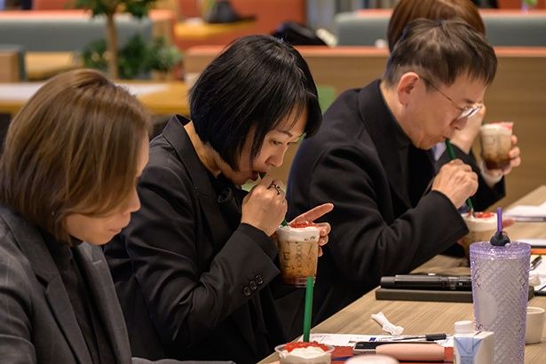 審査員は4人。各出場者のプレゼンに耳を傾け、それぞれのドリンクをテイスティング