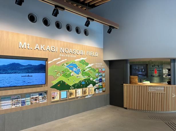 木を基調とした温かみのある館内。観光案内所も周囲の空間に溶け込むように設けられている
