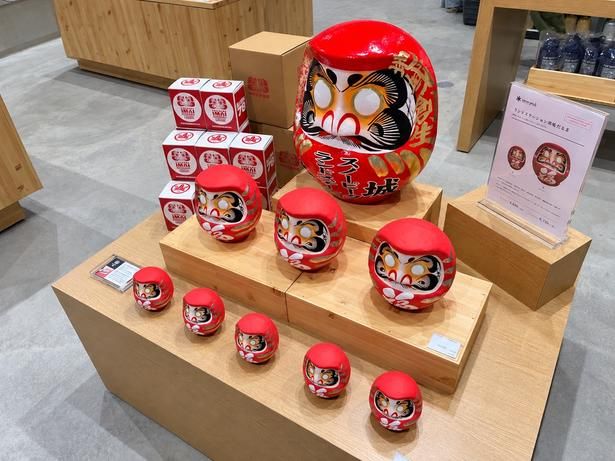 高崎だるまとコラボした「赤城だるま」。中4840円、大6710円 ※特大サイズは非売品
