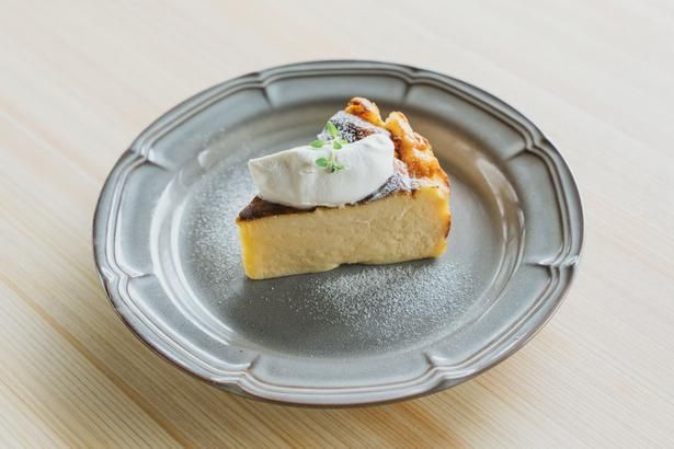 「バスクチーズケーキ」(600円)。コーヒーやラテと一緒に、赤城山でのカフェタイムをゆっくり楽しみたい