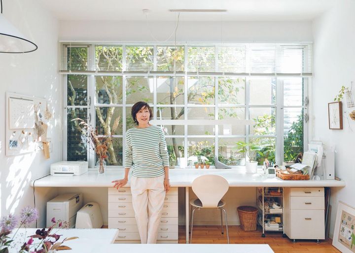「俳句などの題材を求めて旅する吟行（ぎんこう）のように、刺繍のために旅行がしたいですね」と青木さん。最近ではキノコを見に北海道の阿寒湖を訪れたとか。