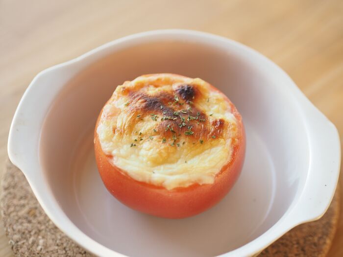 ナイフを入れた瞬間、幸せが登場♡トマトをまるごと焼くだけ→お店のコース料理風になるごちそう！