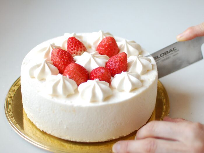 「ホールケーキ」を均等に切る裏ワザ。コツを知れば誰でも簡単にキレイに切れますよ♪