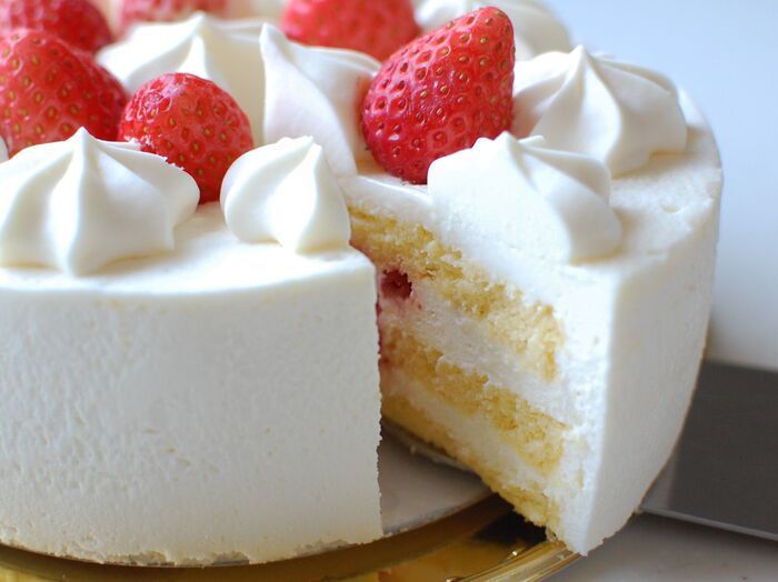 「ホールケーキ」を均等に切る裏ワザ。コツを知れば誰でも簡単にキレイに切れますよ♪