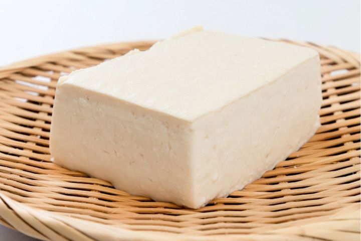 穴のあいた型箱に入れて脱水・成形する「木綿豆腐」。型に木綿を敷いていたことが名前の由来とされています。