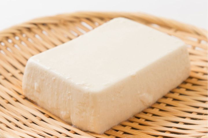 豆乳を均一に固めた「絹ごし豆腐」。水分が多く「絹」のように、なめらかな口当たりから名付けられました。