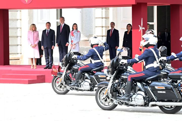 マドリード王宮での歓迎式典で、白バイ隊の前に並ぶ仏大統領夫妻とスペイン国王夫妻
