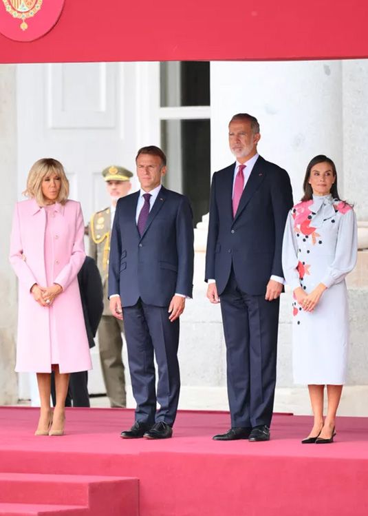 赤い壇上に並ぶブリジット・マクロン夫人、マクロン大統領、フェリペ6世、レティシア王妃