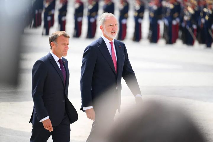 王宮前の広場を並んで歩くマクロン大統領とフェリペ6世