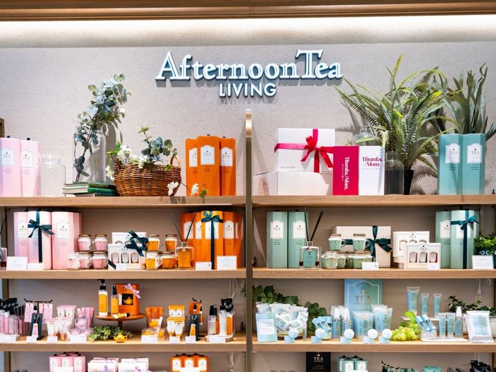 「アフタヌーンティー」から、「ミスタードーナツ」との初コラボレーションアイテムが発売されています。ドーナツをリアルにかたどったミラーやポーチなど、ポップでカラフルなラインナップにSNSで大きな反響が集まっている同商品を紹介します。