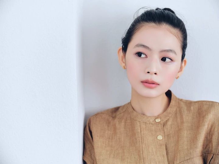 THREE フラフュームブラッシュ 03をつけたモデル松木育未さん