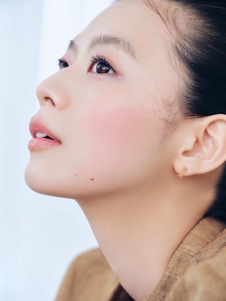 THREE フラフュームブラッシュ 03をつけたモデル松木育未さん