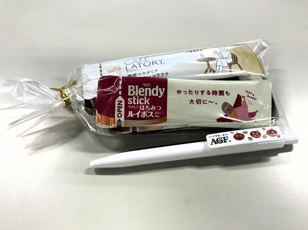 「ブレンディ」スティック やさしいはちみつルイボスティーオレと、「ブレンディカフェラトリー」スティック 濃厚マカダミアホワイトショコララテは新商品。オリジナルボールペンももらえる