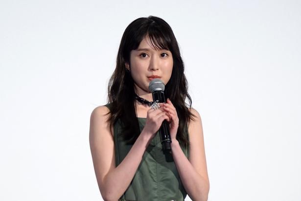 主人公を“死神”のアルバイトに誘う花森雪希役の福本莉子 撮影：ソムタム田井