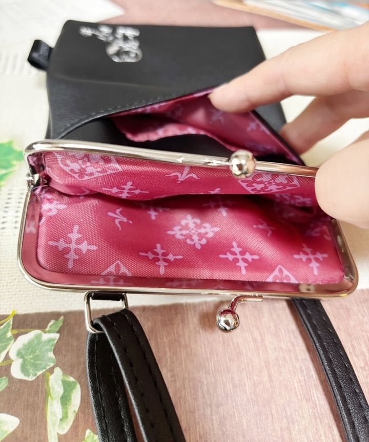 内側もぬかりなし！大人ピンクのモノグラム柄！