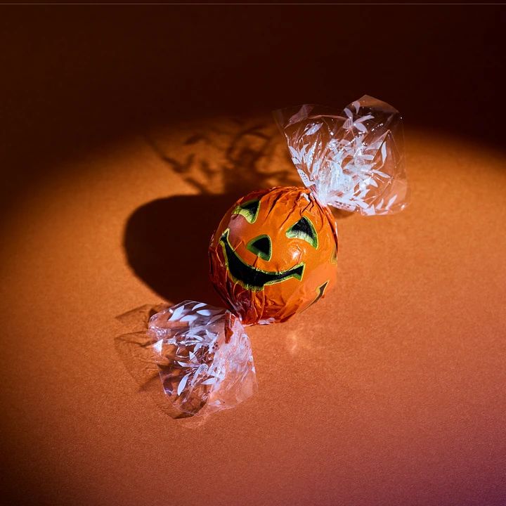 パンプキン柄の包みが愛らしい極上ミルクチョコレートの「ハロウィン」