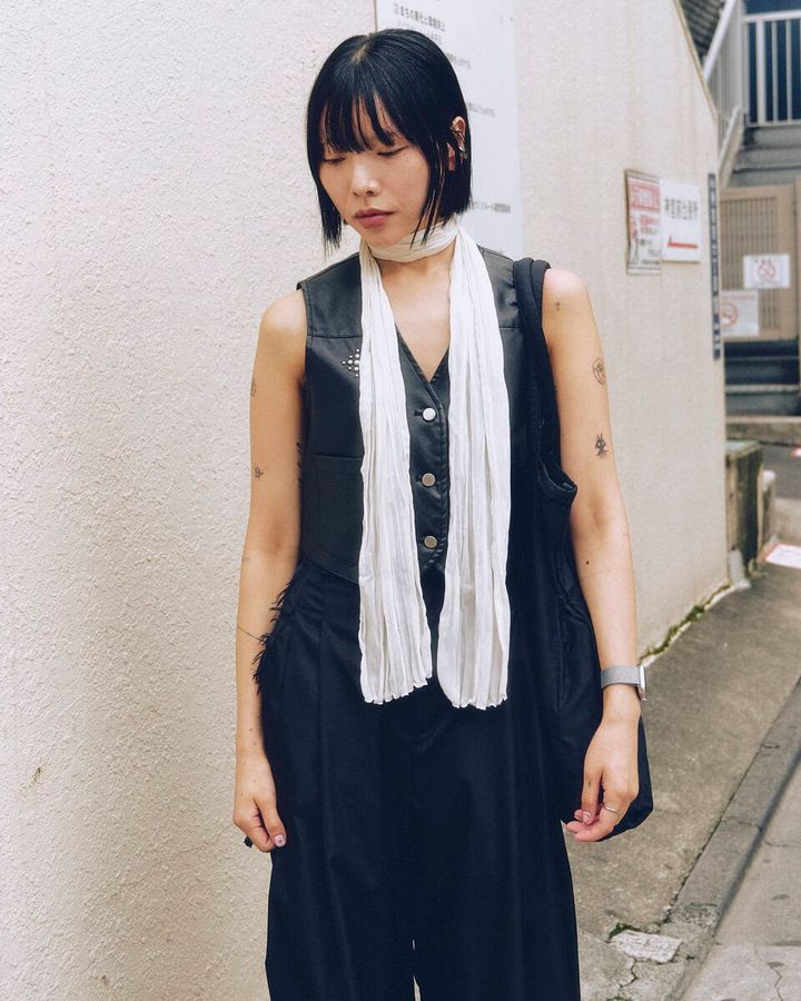 【30代スナップ＠原宿】クリーム色のスカーフで柔らかいニュアンスをプラス
