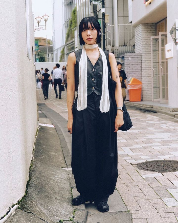 【30代スナップ＠原宿】クリーム色のスカーフで柔らかいニュアンスをプラス