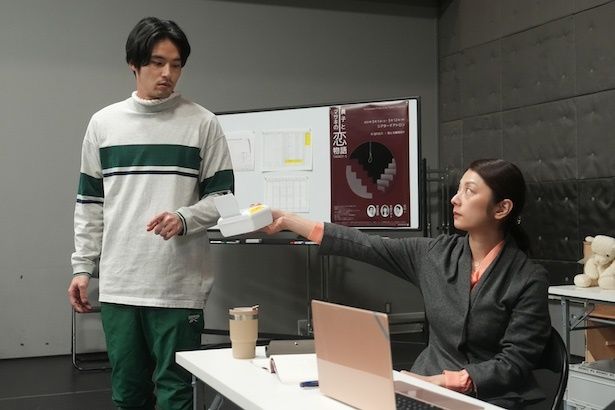 夛田(水上恒司)と脚本家の垣内(小池栄子) 鴻池留衣／文藝春秋／２０２６「本当にあった話（の話) 」製作委員会
