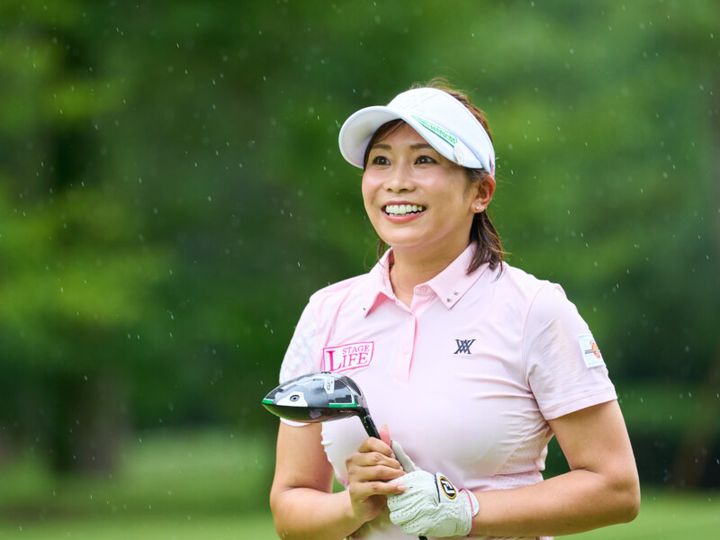 武井壮、人気女子プロと人生論を語る！パワフルなスイングも披露
