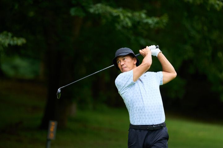 武井壮、人気女子プロと人生論を語る！パワフルなスイングも披露