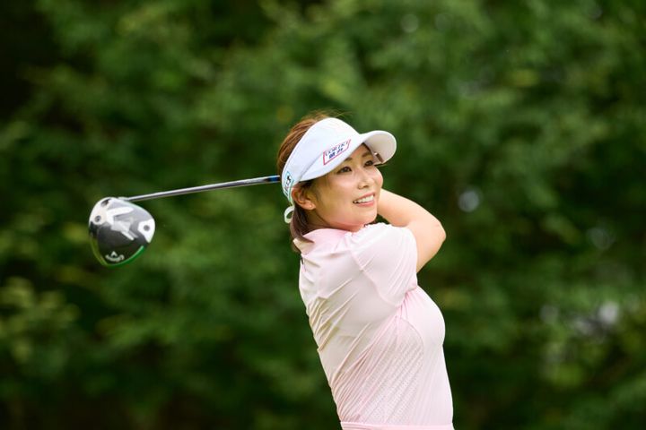 武井壮、人気女子プロと人生論を語る！パワフルなスイングも披露