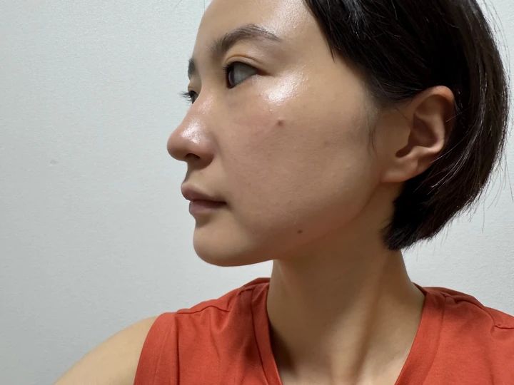 SHISEIDO メーキャップ「エッセンス スキンスムース ファンデーション」とSHISEIDO メーキャップ「DAIYA FUDE フェイス デュオ」を使ってベースメイクをした横顔