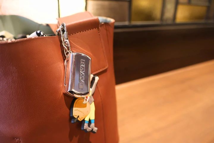 自立する「JUNO」のバッグ