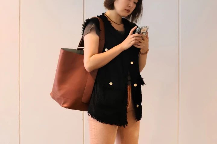 アンドミューク「JUNO」を背負った女性