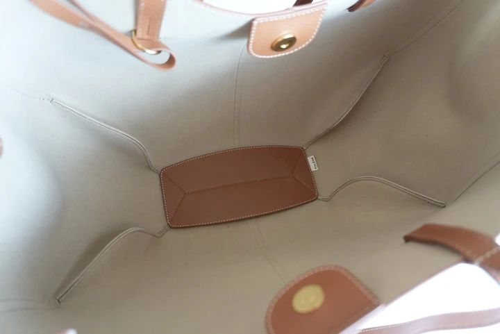 ポレーヌ「Cyme」のバッグ内部と底の様子