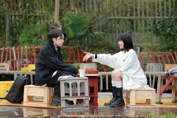 西畑大吾と福本莉子のアドリブが炸裂！2人のコミカルな掛け合いにも注目 [c]2026藤まる/双葉社・「時給三〇〇円の死神」製作委員会