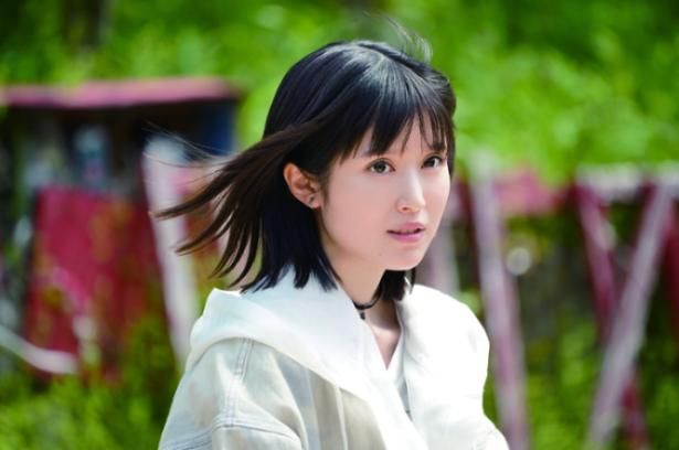 佐倉を死神バイトに勧誘する、不思議な雰囲気をまとった同級生の花森雪希(福本莉子) [c]2026藤まる/双葉社・「時給三〇〇円の死神」製作委員会
