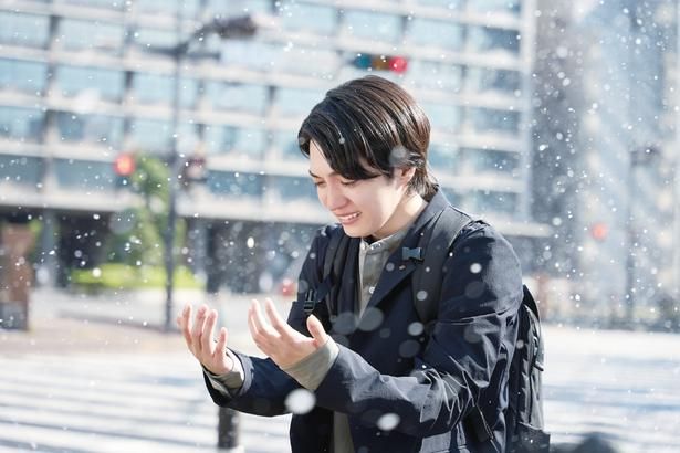 死神のアルバイトによって、佐倉の人生が動き始める [c]2026藤まる/双葉社・「時給三〇〇円の死神」製作委員会