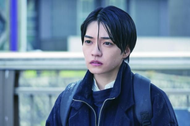 不幸続きの人生に絶望している大学生の佐倉真司(西畑大吾) [c]2026藤まる/双葉社・「時給三〇〇円の死神」製作委員会
