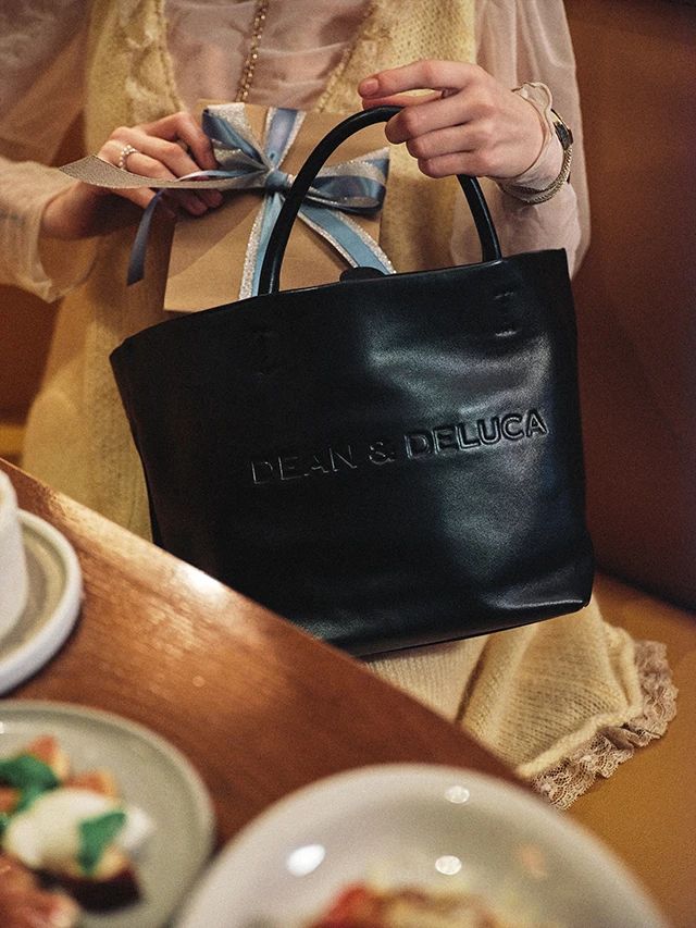 定番トートの佇まいはそのままに、上品な印象へ。（ブラック）