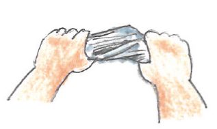 【おうちで楽しむ「芋堀り遊び」】新聞紙で楽しむ工作。お散歩で見つけた落ち葉を使って作ってみよう！の画像2