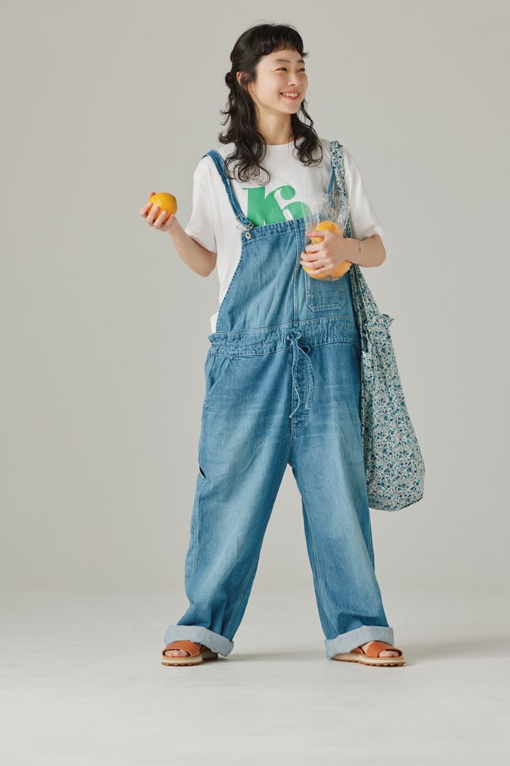 久しぶりのいい天気にはぶかぶかサロペットとロゴＴシャツでラフに【FUDGE FRIEND おしゃれさんの毎日コーディネート vol.748｜田中真里奈】
