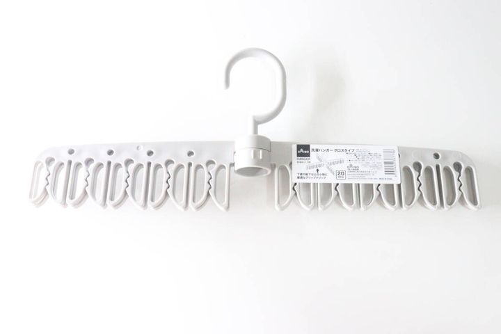 白い背景に畳んだ状態のダイソー洗濯ハンガー商品全体