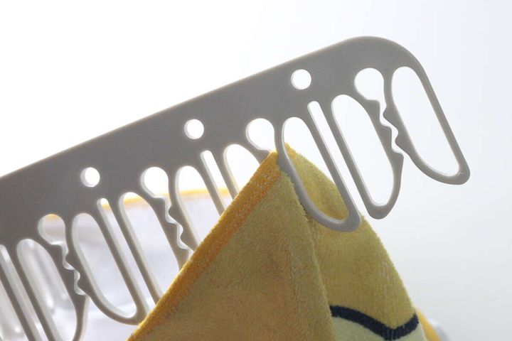 ダイソー洗濯ハンガーのピンチに黄色いタオルを差し込む様子