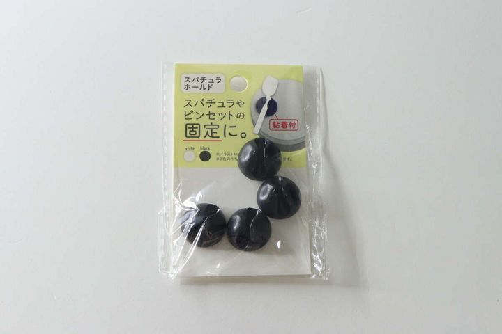 「スパチュラホールド」と書かれたパッケージと黒い本体4個