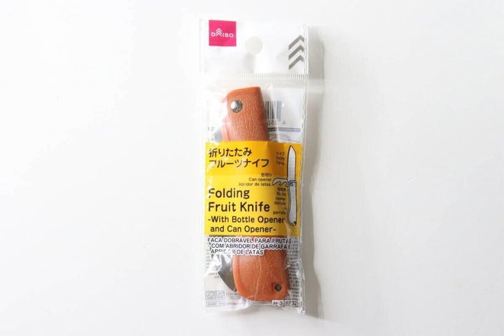 ダイソーの「折りたたみフルーツナイフ」がパッケージに入った状態で白い背景に置かれている